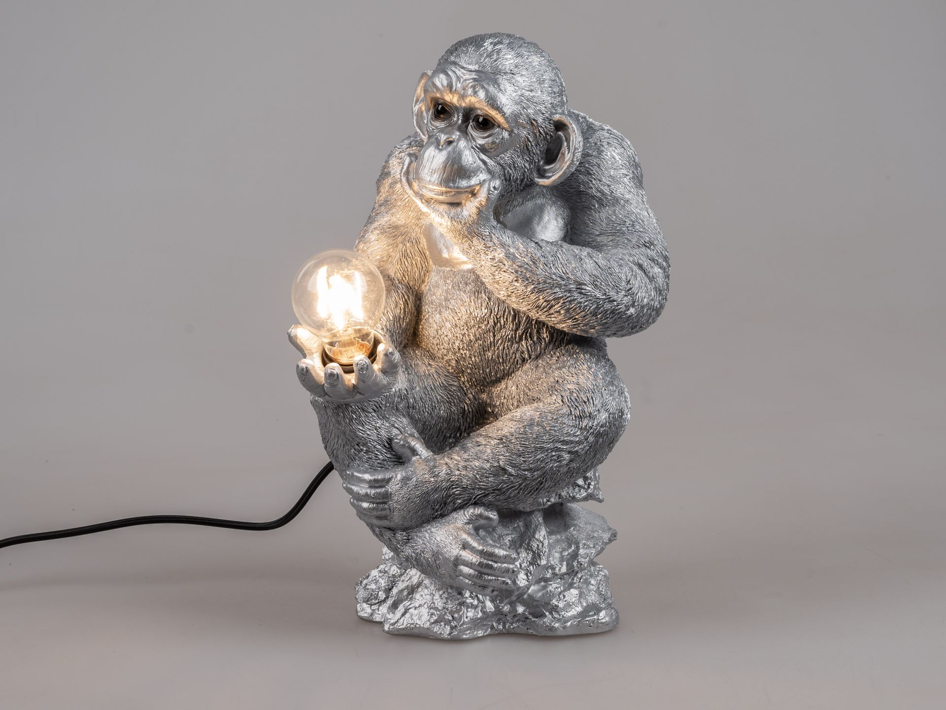 Monkey Business: Stimmungslampe 41 cm x 25 cm in Form eines antik-silbernen Affen, handgefertigte Deko-Leuchte aus Kunststein